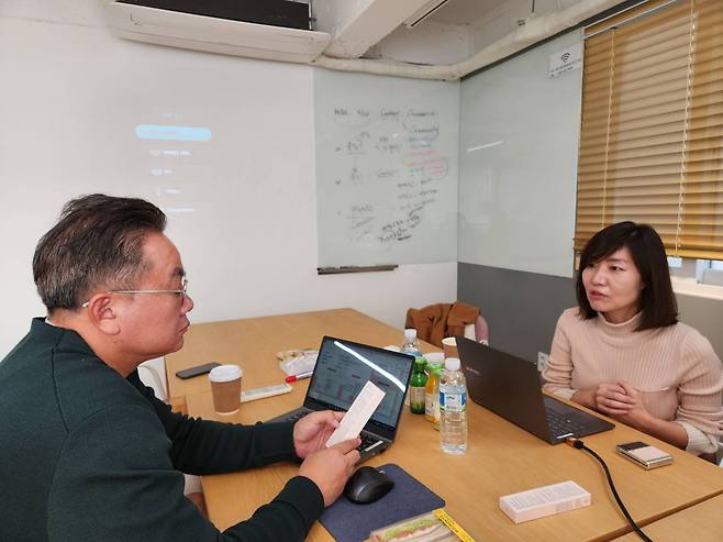 코스모블라썸의 비즈니스모델을 분석, 개선하는 황현철 인사이터스 대표(왼쪽)와 윤혜원 코스모블라썸 대표. 출처 = IT동아