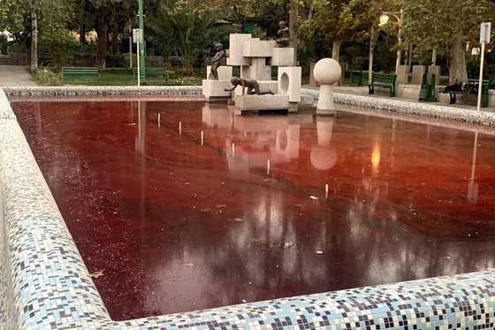 이란 테헤란 시내 분수를 붉게 물들인 ‘테헤란, 피에 잠기다’. 익명의 작품이다. [AFP=연합뉴스]