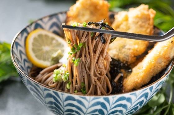 육수를 차갑게 식힌 뒤 굴 튀김을 올려 냉소바로도 즐길 수 있다. 사진 대한민국농수산