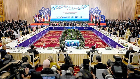 캄보디아 프놈펜에서 10~13일 개최된 아세안(ASEAN) 정상회의의 일부로 13일 동아시아 정상회의가 열리고 있다. [AFP=연합뉴스]