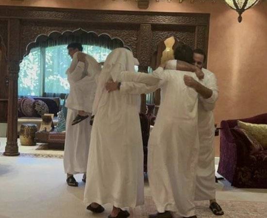 무함마드 빈 살만 사우디 왕세자 가족이 22일 카타르 월드컵 조별리그에서 사우디가 아르헨티나를 이기자 얼싸안고 환호하고 있다. 사진 빈 살만 인스타그램 캡처