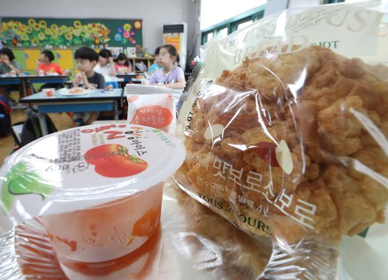 지난 2019년 7월 3일 학교 비정규직 노동자들이 총파업으로 인해 서울의 한 초등학교 학생들이 빵과 에너지바 등으로 마련된 대체 급식을 먹고 있다. 뉴스1