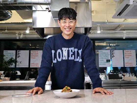 유튜브에서 '공격수 셰프'로 활동 중인 박민혁 셰프. 지금은 와인바를 운영하며 요리와 와인으로 찾는 이들과 소통하고 있다. 사진 지글지글클럽