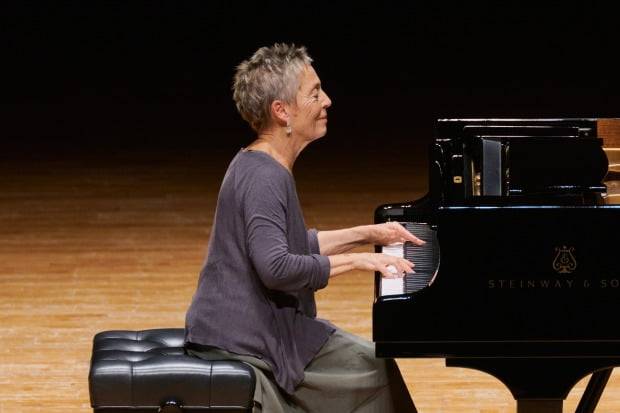피아니스트 마리아 조앙 피레스가 지난 22일 서울 예술의전당 콘서트홀에서 연주하고 있다.  /인아츠프로덕션 제공