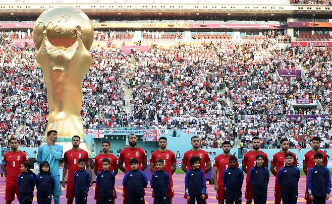 이란 축구대표팀 선수들이 지난 21일(현지시간) 카타르 알라얀의 칼리파 인터내셔널 스타디움에서 열린 월드컵 조별리그 잉글랜드전에 앞서 국가 연주를 듣고 있다. 선수들은 이날 국가를 따라 부르지 않았다. AFP연합뉴스