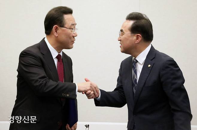 주호영 국민의힘 원내대표(왼쪽)와 박홍근 더불어민주당 원내대표가 23일  국회에서 이태원 참사 국정조사 실시에 합의한 뒤 악수하고 있다. 박민규 선임기자