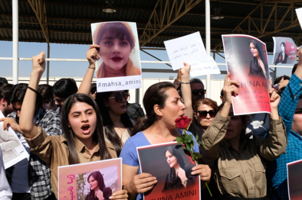 지난 9월 24일 이라크 아르빌에 위치한 유엔 본부 앞에서 이란 경찰에 구금된 뒤 사망했던 마흐사 아미니의 죽음에 항의하기 위해 시위대가 모여 있다. AP뉴시스