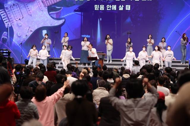 2022 다니엘기도회 참석자들이 박수를 치면서 찬양 '불가능 가능케 돼'를 부르고 있다. 다니엘기도회 제공