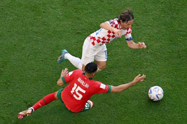 크로아티아 축구대표팀 주장 루카 모드리치가 23일(한국시간) 카타르 알코르 알바이트스타디움에서 열린 2022 카타르월드컵 조별리그 F조 1차전에서 모로코 미드필더 셀림 아말라와 공을 경합하고 있다. AFP연합뉴스