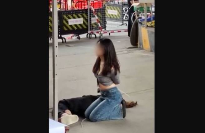 마스크를 쓰지 않았다는 이유로 여성의 손발을 케이블타이로 묶고 무릎 꿇린 방역 요원 / 사진=유튜브 갈무리