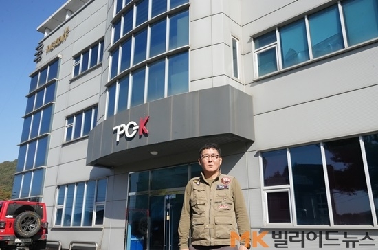 TPOK 본사 앞에 선 전남수 대표. 전 대표는 우리나라 제품의 위상을 세계 최고 수준으로 끌어 올려 놓고 은퇴하는 게 목표라고 말했다.