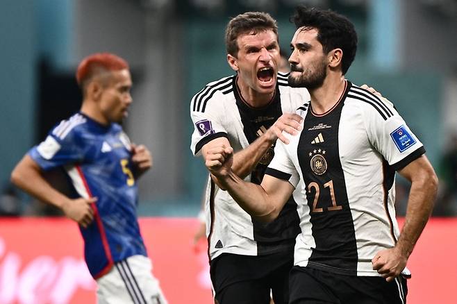 카타르 할리파 인터내셔널 스타디움에서 열린 2022 카타르 월드컵 E조 첫 경기에서 독일 귄도안이 일본을 상대로 페널티킥을 성공시킨 뒤 환호하고 있다. [AFP 연합]