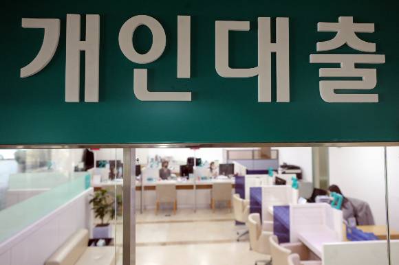 올 3분기 금융권 가계대출이 전분기보다 3000억원 줄었다. 사진은 서울 시내의 한 시중은행 대출창구 모습./사진=뉴스1