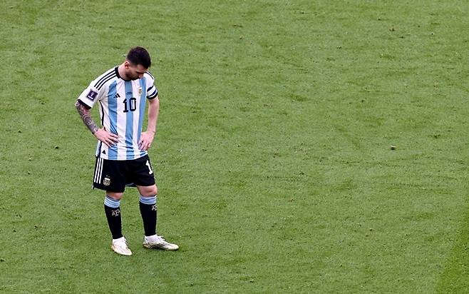 아르헨티나 매체 클라린은 지난 22일(현지시각) 2022 국제축구연맹(FIFA) 카타르월드컵에서 아르헨티나가 사우디아라비아에 역전패한 이유로 에르베 르나르 감독의 전술을 꼽았다. 사진은 이날 패배 직후 메시 모습. /사진=로이터