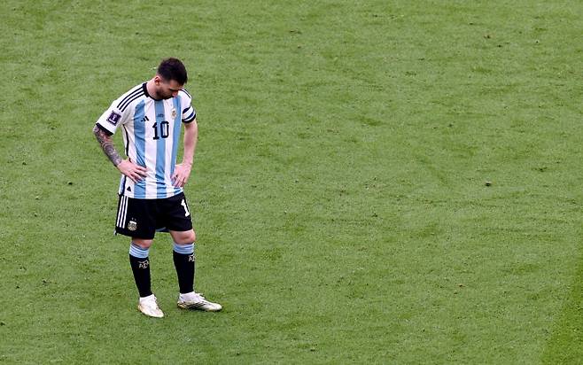 아르헨티나 공격수 리오넬 메시가 사우디아라비아에게 카타르월드컵 조별리그 1차전서 패하자 고개를 숙이고 땅을 보고 있다. /사진= 로이터