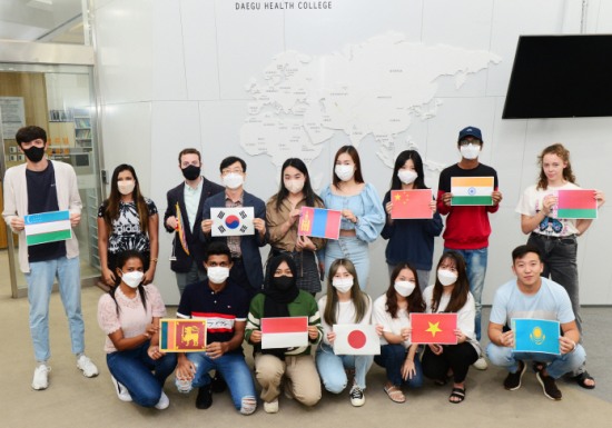 대구보건대는 지난 18일 재학중인 10개국 대표 외국인 유학생들과 국제교류원장이 사진 촬영 행사를 했다.[대구보건대 제공]