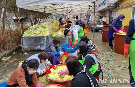 [전주=뉴시스]윤난슬 기자 = 한국도로공사 남부도로개량사업단은 지역 내 어려운 이웃을 위한 '사랑의 김장 나눔' 행사를 전개했다고 23일 밝혔다.(사진=도공 전북본부 제공)