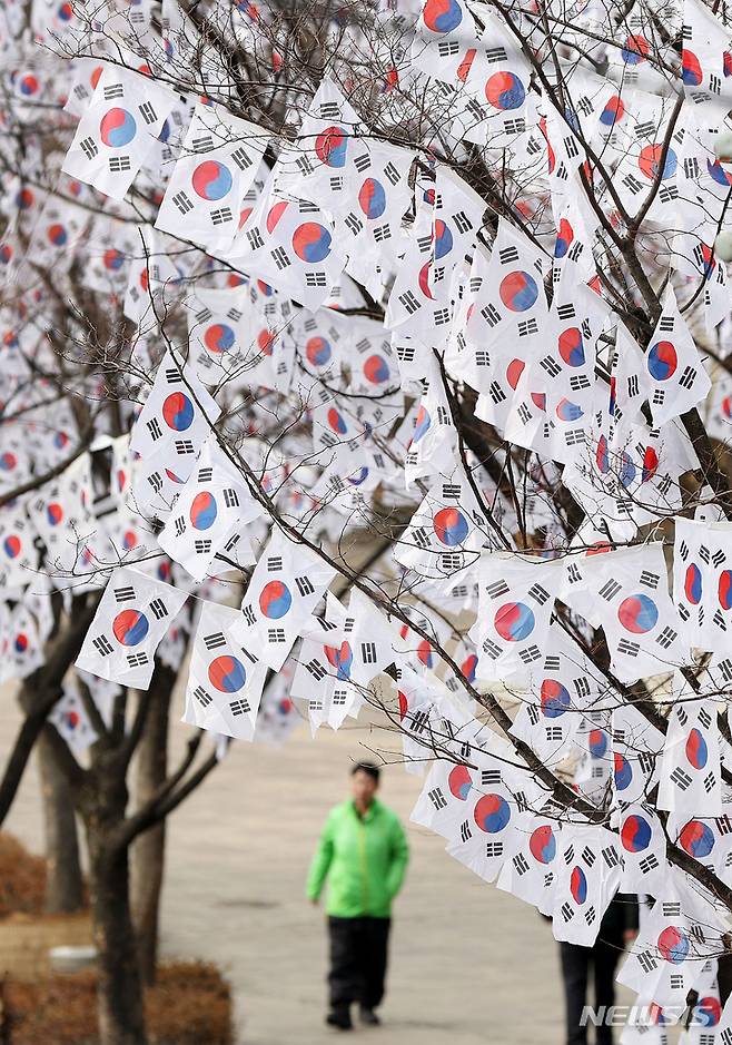 [서울=뉴시스] 홍효식 기자 = 지난 2월28일 오후 서울 용산구 효창공원 인근 태극기 거리가 조성돼 있다. 2022.02.28. yesphoto@newsis.com