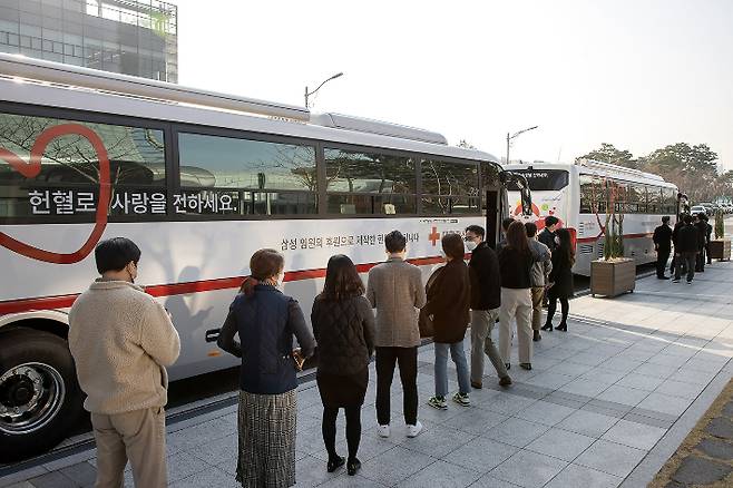 삼성 임직원들이 수원 삼성디지털시티에서 삼성 임원 기부로 제작된 신형 헌혈버스에 올라 헌혈에 참여하고 있는 모습. 삼성전자 제공