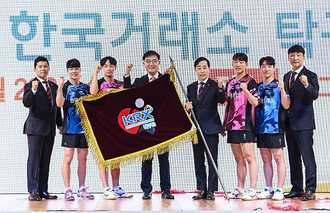 한국거래소 탁구단이 23일 오후 시그니엘 부산에서 창단식을 열고 힘차게 출범했다. 초대 사령탑인 유남규 감독과 윤상준 코치, 홍석표 트레이너 등 코치진과 안재현(23), 황민하(23), 서중원(27). 길민석(17) 등 선수들이 뭉쳤다. 가운데는 한국거래소 손병두 이사장. 한국거래소