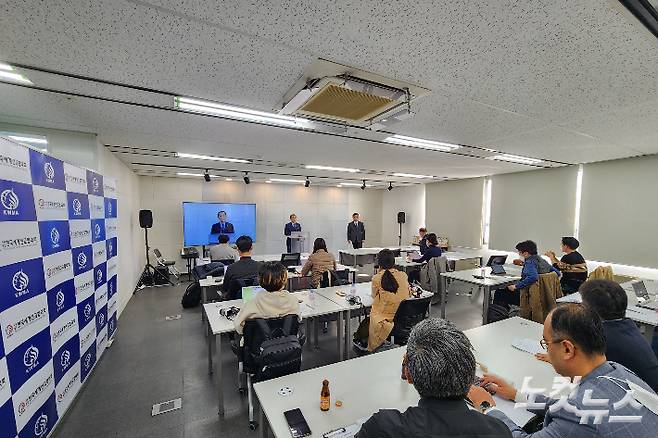 KWMA는 "내년 1월부터 NCOWE 참가 신청을 받은 뒤, 확정된 인원으로 사전 모임 등을 지속적으로 진행할 계획"이라며 "쌍방향 소통에 중점을 두고, 보다 밀도 있는 논의가 이뤄질 수 있도록 하겠다"고 밝혔다.