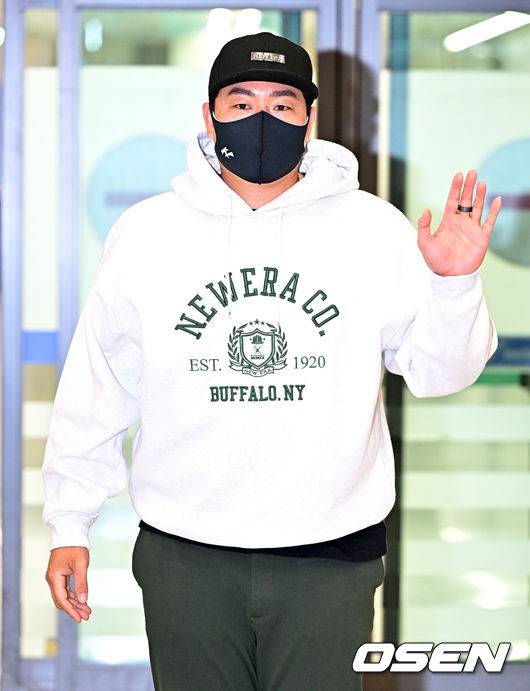 [OSEN=지형준 기자] 탬파베이 레이스에서 피츠버그 파이어리츠로 트레이드된 최지만이 12일 오후 인천국제공항을 통해 귀국했다.최지만은 11일 피츠버그 파이어리츠로 트레이드됐다. 탬파베이는 마이너리그 우완 투수 잭 하트맨을 받는 조건으로 최지만을 피츠버그에 보냈다.&nbsp;최지만이 귀국장에서 팬들에게 인사를 하고 있다.. 2022.11.12 /jpnews@osen.co.kr