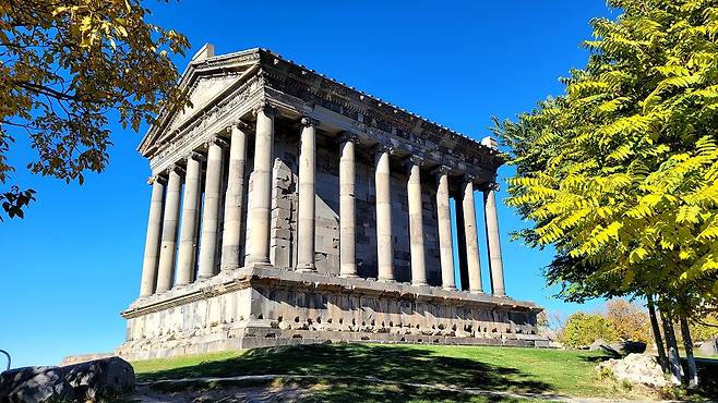 파르테논 신전과 너무 닮은 가르니 신전.