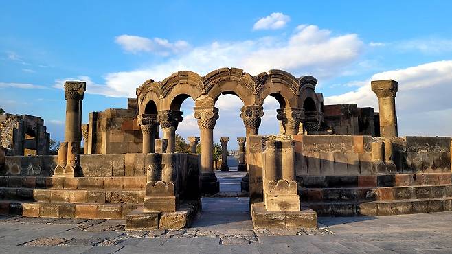 즈바르노츠 성당은 지진으로 붕괴되어 현재는 흔적만 남아 있다