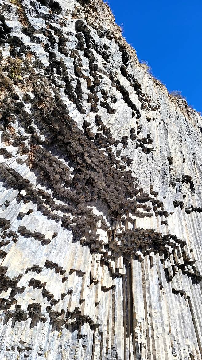 심포니 오브 스톤즈는 가르니 신전 옆의 계곡에 있는 주상절리다