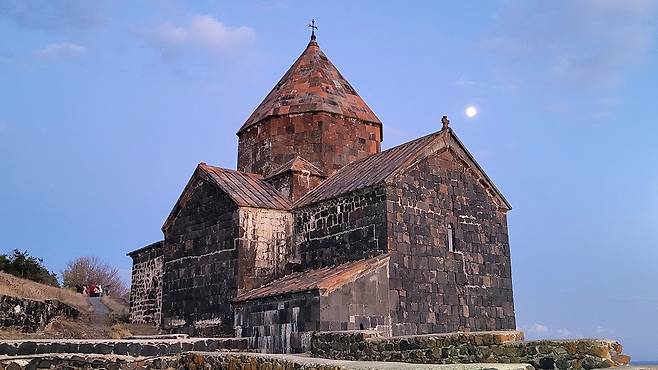 세바나방크 수도원 위로 둥근 보름달이 떠오른다