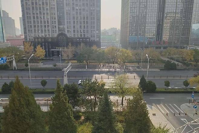 21~22일 잇달아 중국 베이징의 코로나19 신규 감염자 수가 1천 명을 넘기면서 '수도 방역'에 비상이 걸렸다. 23일 정오(현지시간)께 베이징 중심을 가로지르는 창안대로가 한산한 모습이다. 연합뉴스