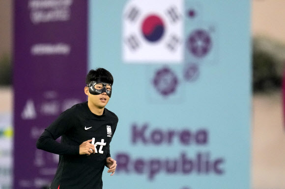 - 파울루 벤투 감독이 이끄는 한국 축구대표팀은 우루과이와 2022 카타르 월드컵 조별리그 H조 1차전을 이틀 앞둔 22일 늦은 오후 도하의 알에글라 훈련장에서 구슬땀을 흘렸다. AP연합뉴스