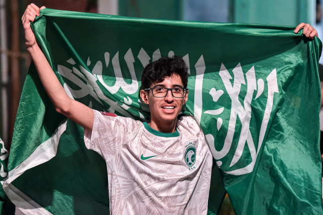 22일(현지시간) 한 남성이 사우디아라비아의 우승 소식에 기뻐하고 있다. AFP연합뉴스
