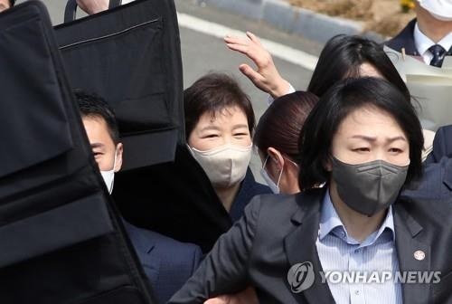 3월 24일 대구 달성군 유가읍 사저 인근에서 경호원들이 박근혜 전 대통령을 경호하고 있다./연합뉴스
