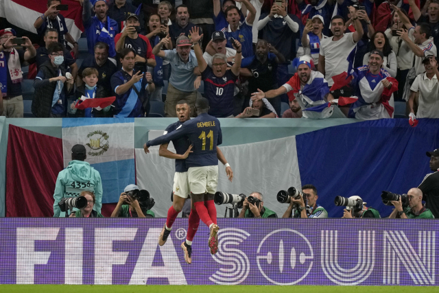 22일 2022 카타르 월드컵 조별리그 D조 1차전 프랑스와 호주의 경기. 킬리안 음바페(왼쪽)가 프랑스의 세 번째 골을 기록한 뒤 기뻐하고 있다. AP연합뉴스