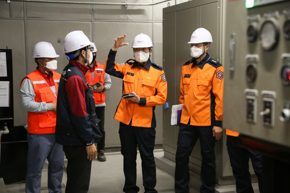 정남구 대구소방안전본부장이 12일 쿠팡 대구물류센터를 방문해 화재 안전점검을 실시하고 있다. ⓒ대구시