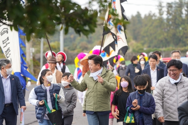 23일 제주시 애월읍 소길리에서 4·3 도보 길이 개통돼 오영훈 제주지사 등 개통식 참가자들이 길을 걸어보고 있다. 제주도 제공