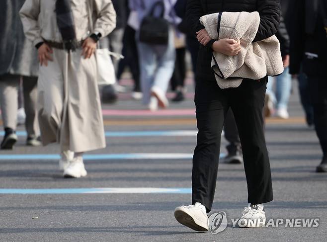 아직 입지 못한 겨울 [연합뉴스 자료사진] 큰 추위 없는 늦가을 날씨가 이어지고 있는 21일 오후 겉옷을 손에 든 시민들이 광화문네거리를 지나고 있다. 2022.11.21 photo@yna.co.kr