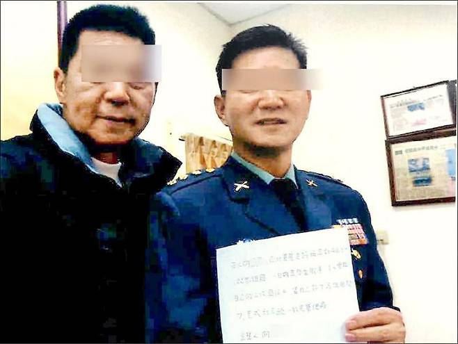 전쟁 시 투항 약속한 대만군 장교(오른쪽) [대만 자유시보 캡처. 재판매 및 DB 금지]