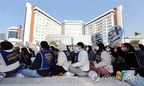 구호 외치는 의료연대본부 서울대병원분회 조합원들     (서울=연합뉴스) 김인철 기자 = 23일 오전 서울 종로구 서울대학교병원 본관 앞에서 열린 공공운수노조 의료연대본부 서울지부 총파업 출정식에서 서울대병원분회(서울대병원, 보라매병원) 조합원들이 구호를 외치고 있다. 2022.11.23
    yatoya@yna.co.kr