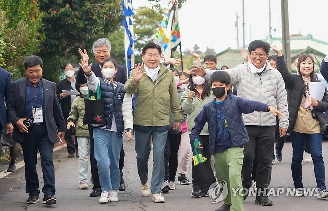 제주 소길리에 4·3 도보 길 개통 (제주=연합뉴스) 23일 제주시 애월읍 소길리에서 4·3 도보 길이 개통돼 오영훈 제주지사(앞줄 왼쪽 세 번째) 등 개통식 참가자들이 길을 걸어보고 있다. 2022.11.23 [제주도 제공. 재판매 및 DB 금지] koss@yna.co.kr