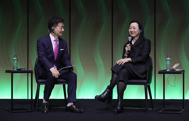 부천 독자들과 만난 이민진 작가 (부천=연합뉴스) 윤태현 기자 = 소설 '파친코'를 쓴 이민진 작가가 23일 오후 경기도 부천시 부천아트센터에서 열린 작가와의 만남 행사에서 독자 질의에 답변하고 있다. 2022.11.23
tomatoyoon@yna.co.kr
(끝)