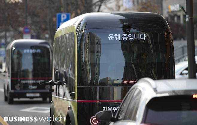 24일 서울 중구 청계광장에서 열린 '청계천 자율주행버스 운행 선포식'에서 전기 자율주행 전용버스(셔틀버스)가 시험 운행하고 있다. 이날 선포식을 기점으로 오는 25일부터 2대의 버스가 청계광장을 출발해 세운상가를 거쳐 다시 청계광장으로 돌아오는 3.4㎞ 구간을 운행한다./사진=이명근 기자 qwe123@