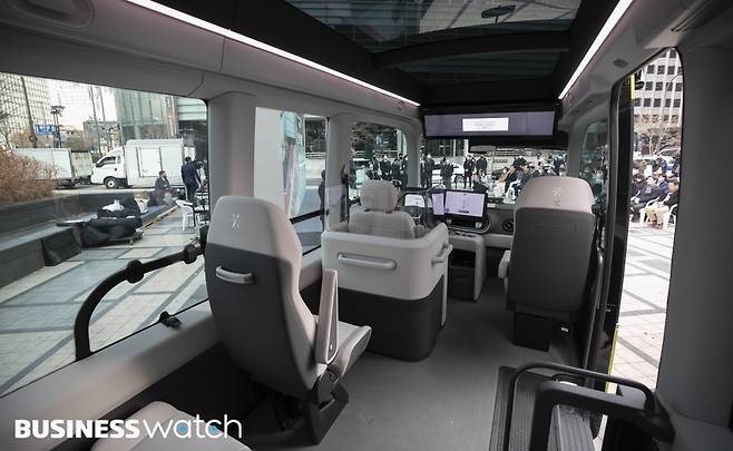 24일 서울 중구 청계광장에서 열린 '청계천 자율주행버스 운행 선포식'에서 전기 자율주행 전용버스(셔틀버스)가 시험 운행하고 있다./사진=이명근 기자 qwe123@