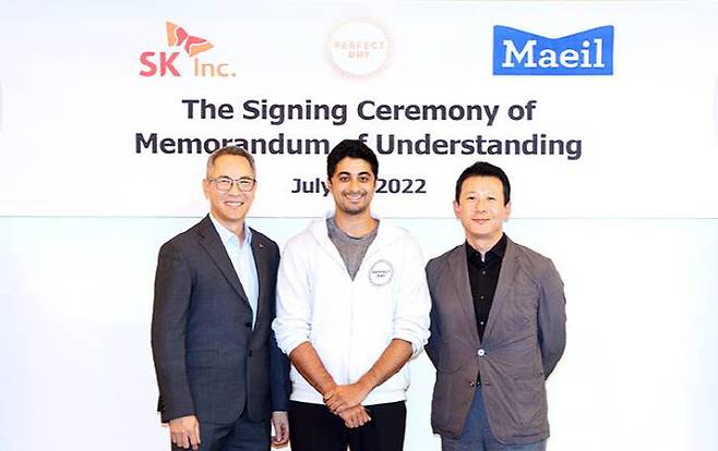 (왼쪽부터) SK㈜ 그린투자센터 김무환 센터장, 퍼펙트데이 라이언 판디아 CEO, 매일유업 이인기 기획실장.