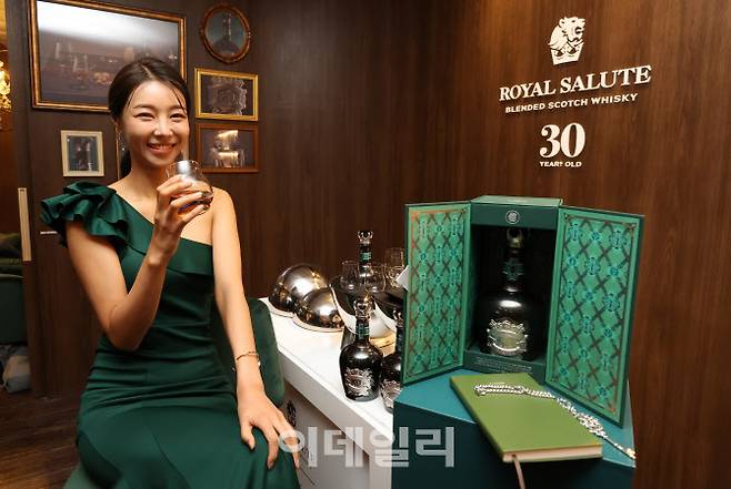 페르노리카코리아가 24일 서울 강남구 ‘메종 르 서클’에서 로얄살루트의 새로운 하이엔드 컬렉션 ‘로얄살루트 30년-Key to the Kingdom’과 ‘로얄살루트 30년 스페셜 리추얼 키트’를 선보이고 있다. 이번 ‘로얄살루트 30년’은 프레스티지 위스키 카테고리의 트렌드를 지속적으로 이어갈 정규 라인업으로 38년, 52년 등 고연산 라인업으로 구성된 로얄살루트 하이엔드 컬렉션에 포함될 예정이다. (사진=방인권 기자)