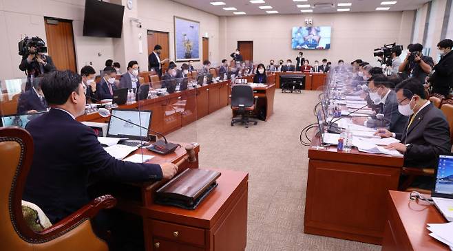 24일 서울 여의도 국회에서 열린 산업통상자원중소벤처기업위원회 전체회의를 윤관석 위원장이 주재하고 있다. (사진=연합뉴스)