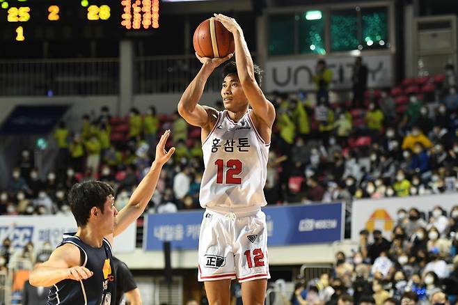 인삼공사의 아반도가 23일 KCC 전에서 슛을 던지고 있다. [KBL 제공]