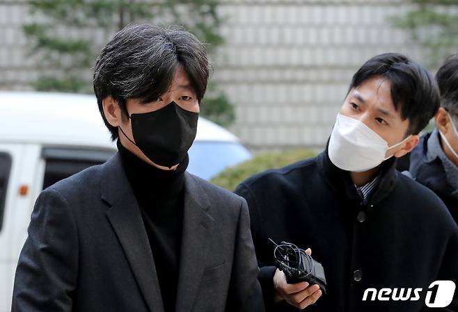 남욱 변호사가 23일 오전 서울 서초구 서울중앙지법에서 열린 대장동 개발 사업 로비·특혜 의혹 관련 1심 속행 공판에 출석하고 있다. 2022.11.23/뉴스1 ⓒ News1 장수영 기자