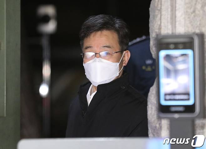 화천대유자산관리 대주주 김만배 씨가 24일 새벽 경기 의왕시 서울구치소를 나서고 있다. 2022.11.24/뉴스1 ⓒ News1 김영운 기자
